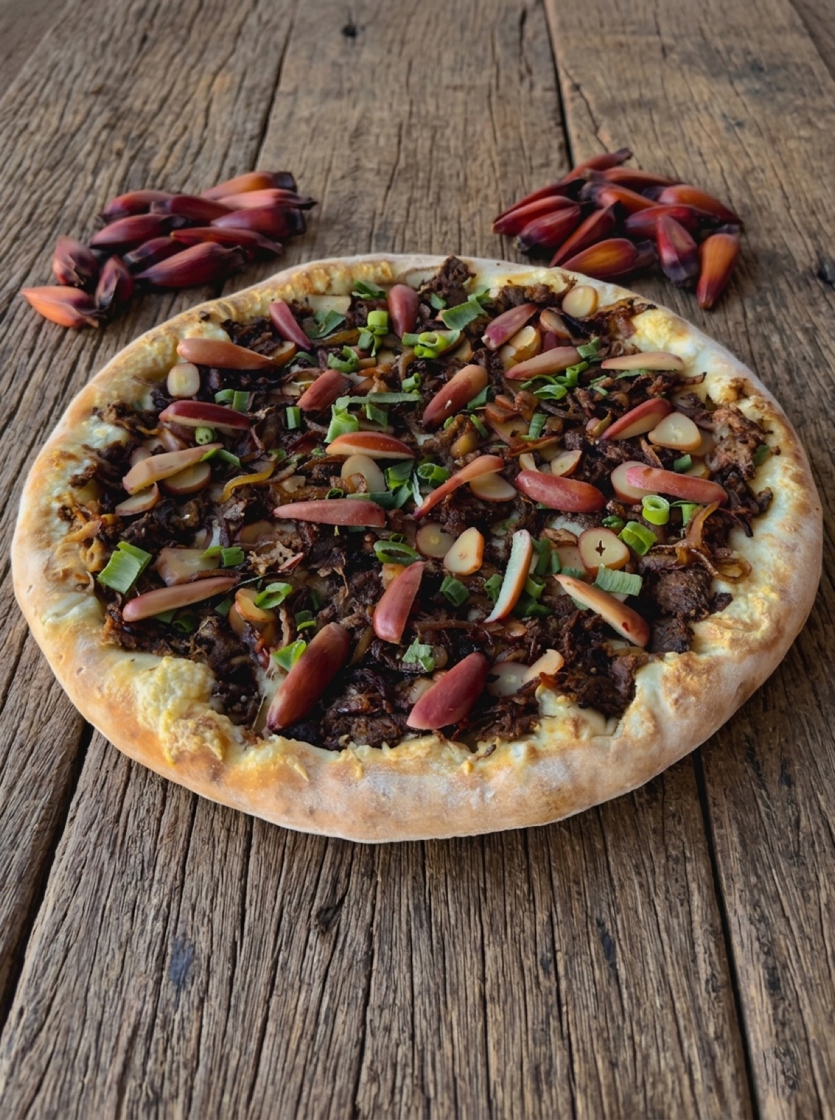 Pizza com pinhão sobre mesa de madeira